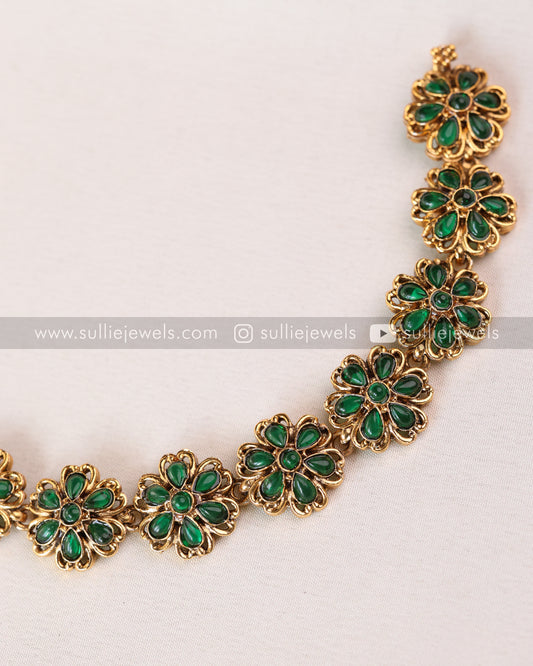 Sullie Basic - Minimal Green Flower Necklace with Stud