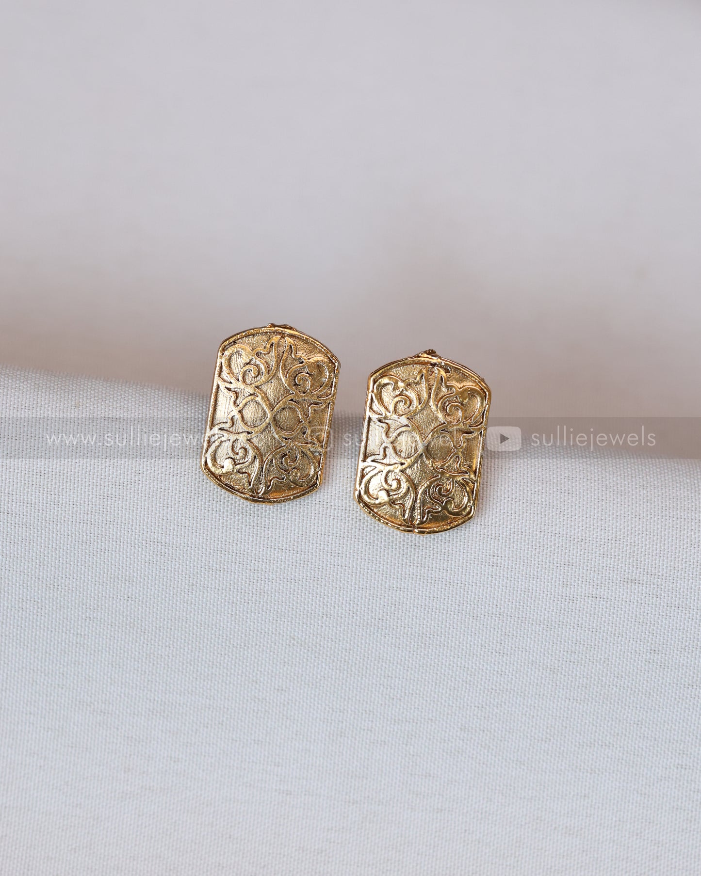 3744 - Sullie Basic - Ruby Gold Statement Necklace / Choker with Stud