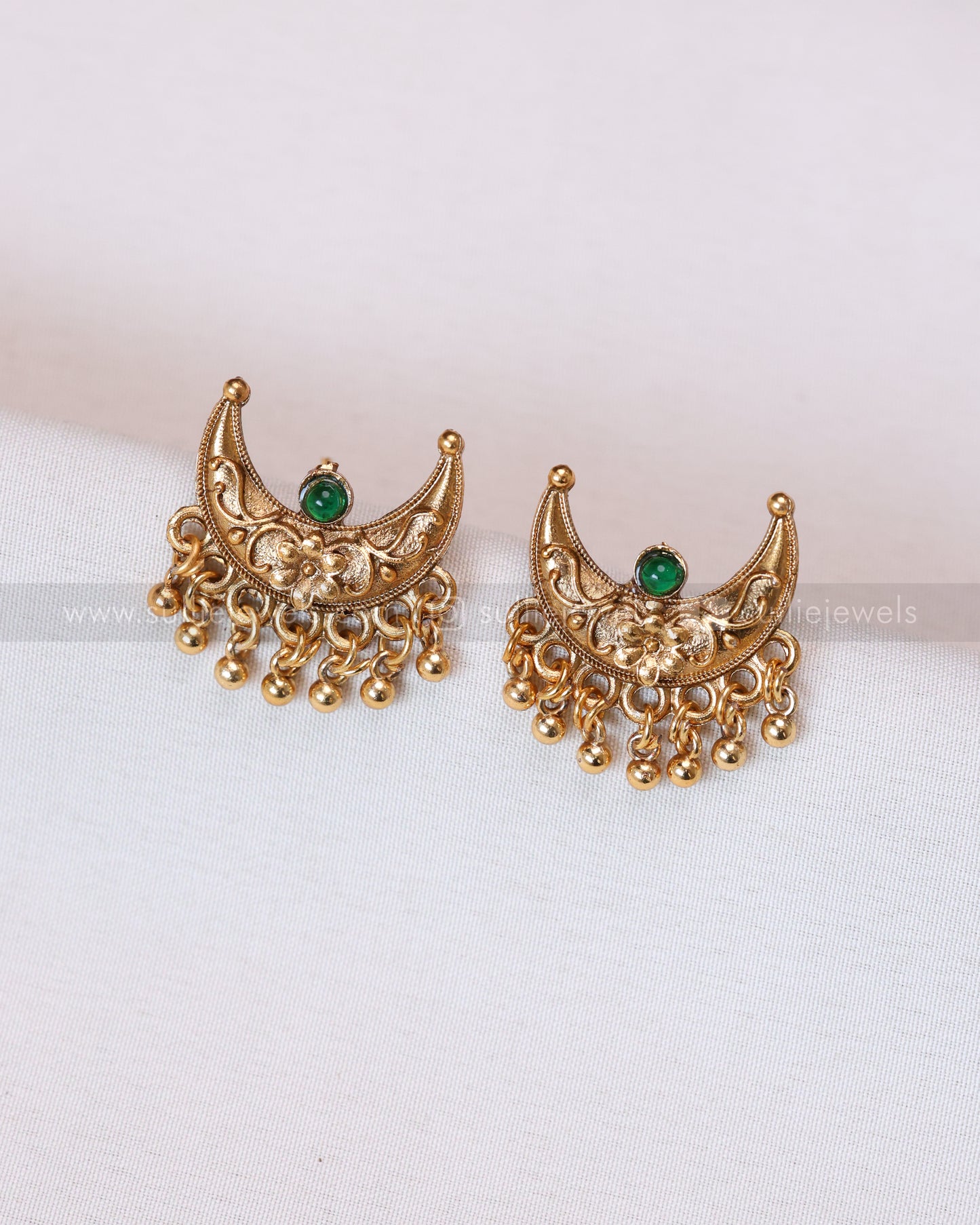 3796 - Sullie Basic - Green Antique Gold Ardha Chandra Necklace with Stud