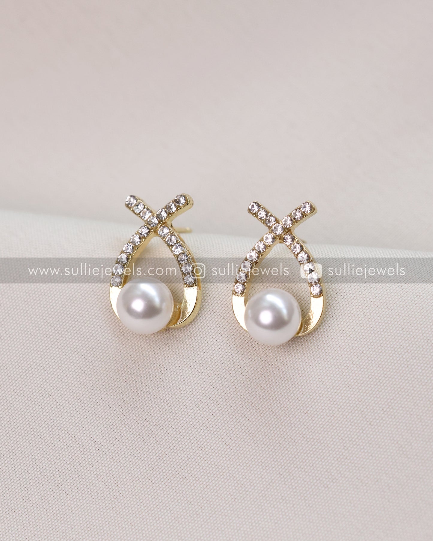 Pearl & Stone Ribbon Stud