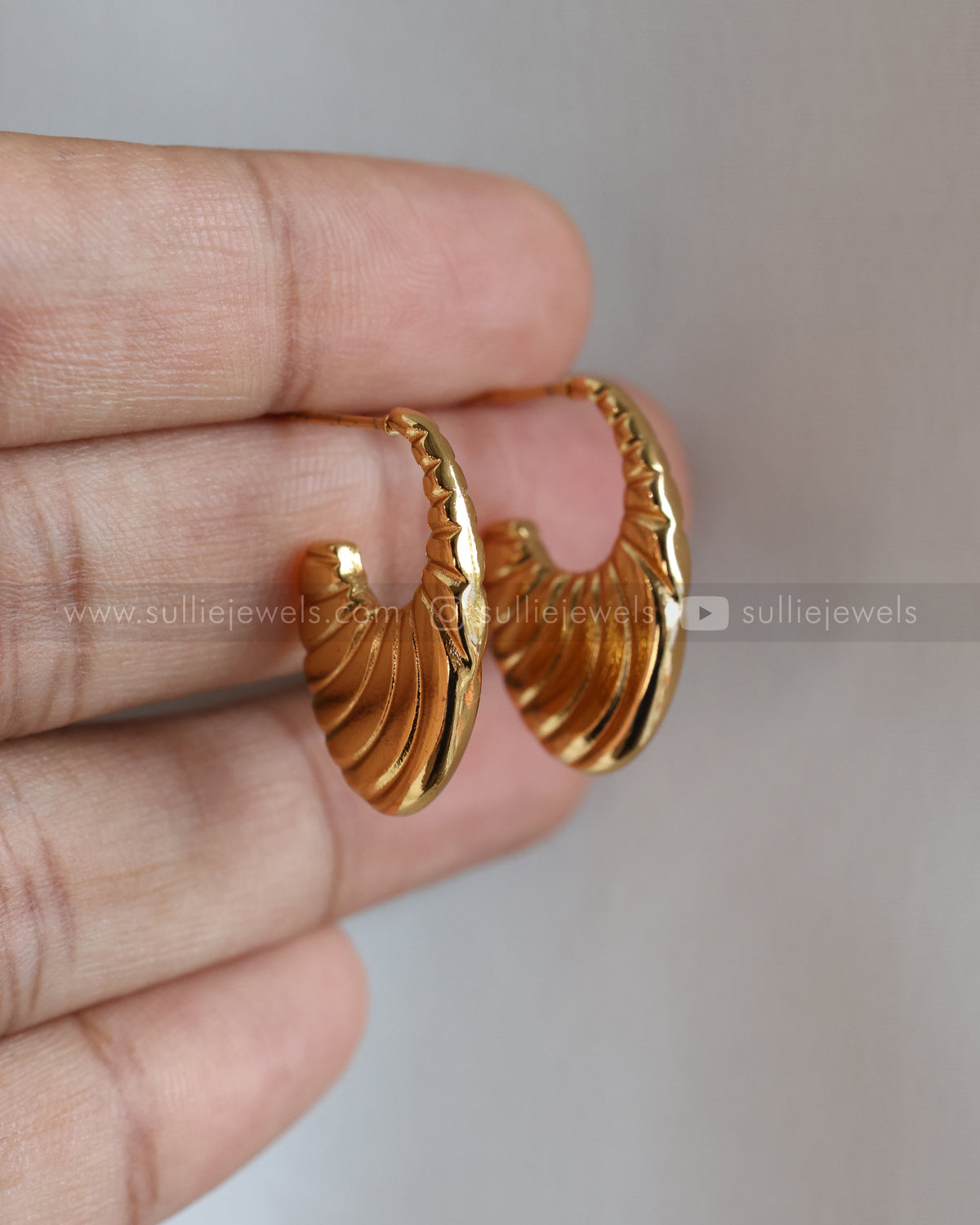 W140 - Gold Ribbed Oval Hoop Earrings