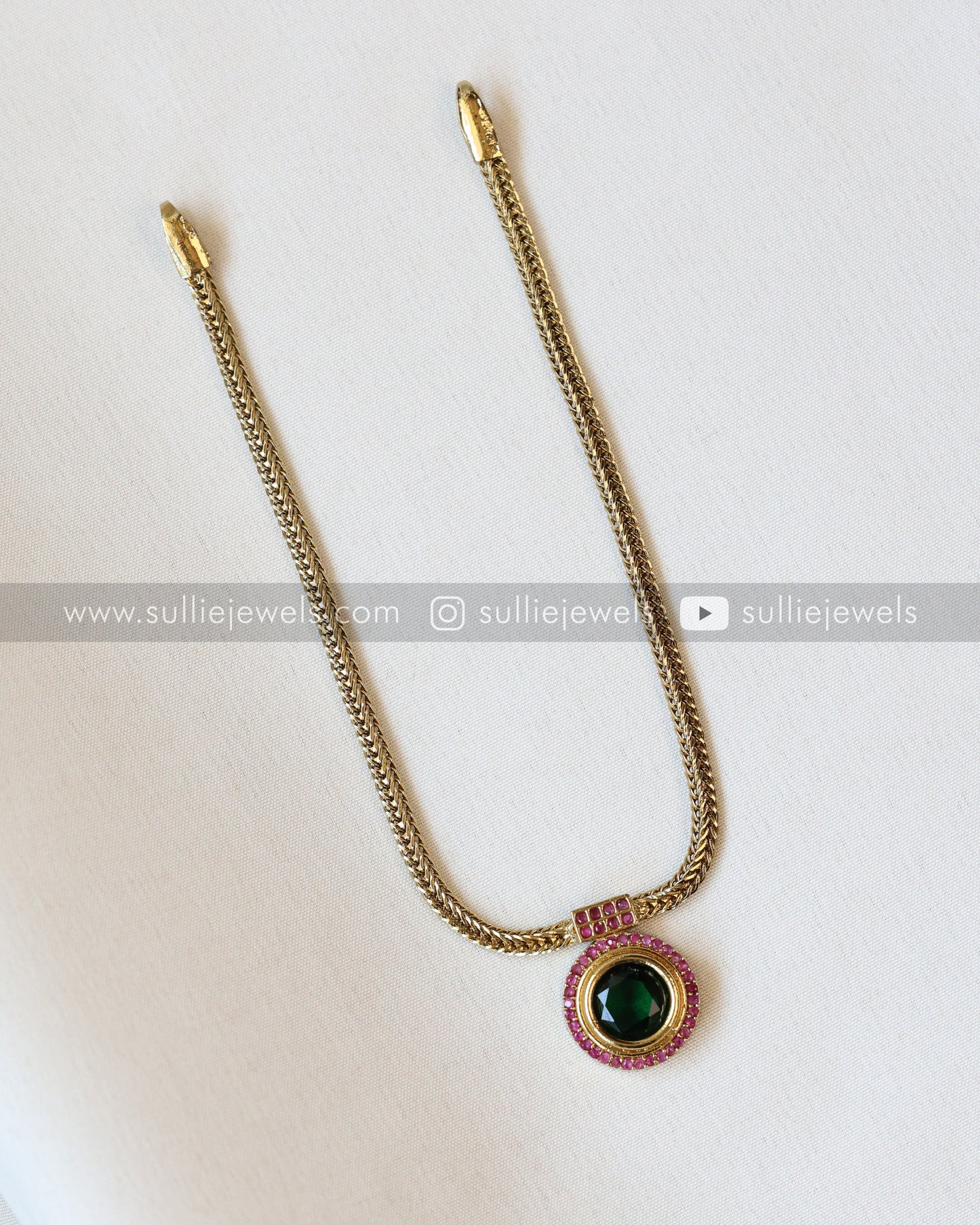 Round Green Palakka Minimal Choker / Necklace with Jhumka