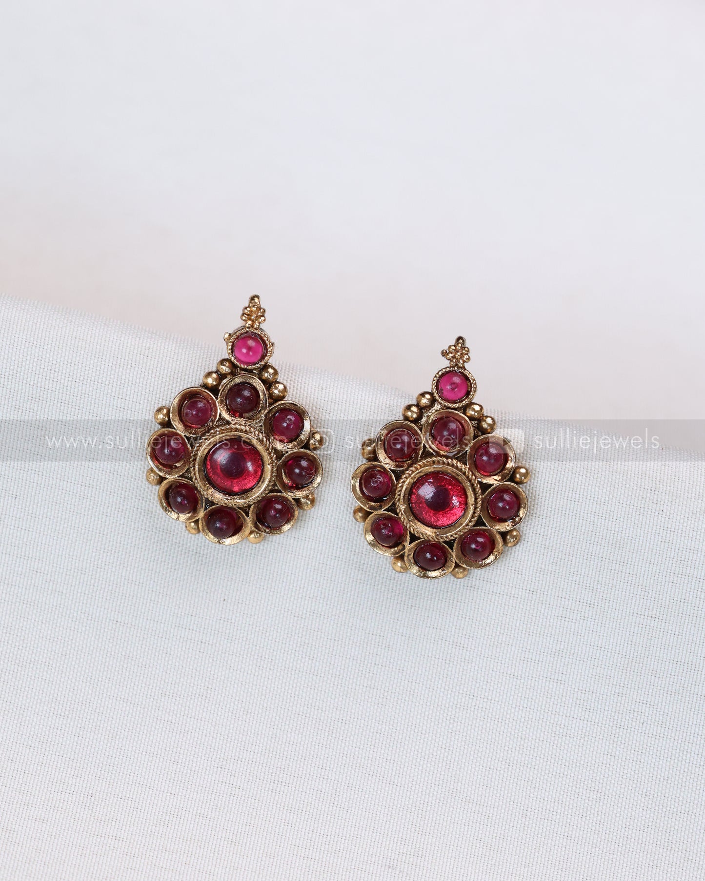 3771 - Sullie Basic - Traditional Coin & Ruby Flower Necklace with Studs