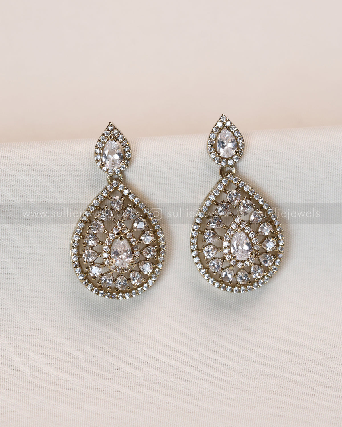 3959 - Raindrop Diamond Lookalike Designer Necklace with Studs - White
