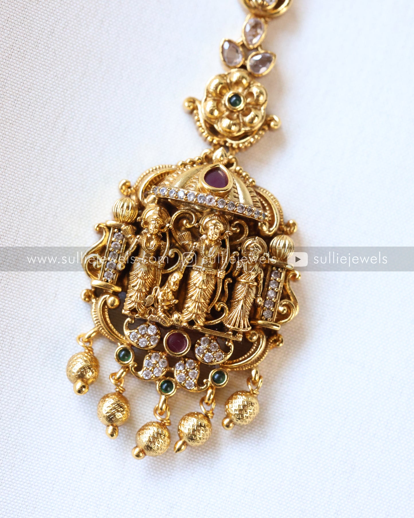 Minimal Ramparivar Tikka with Gold Beads