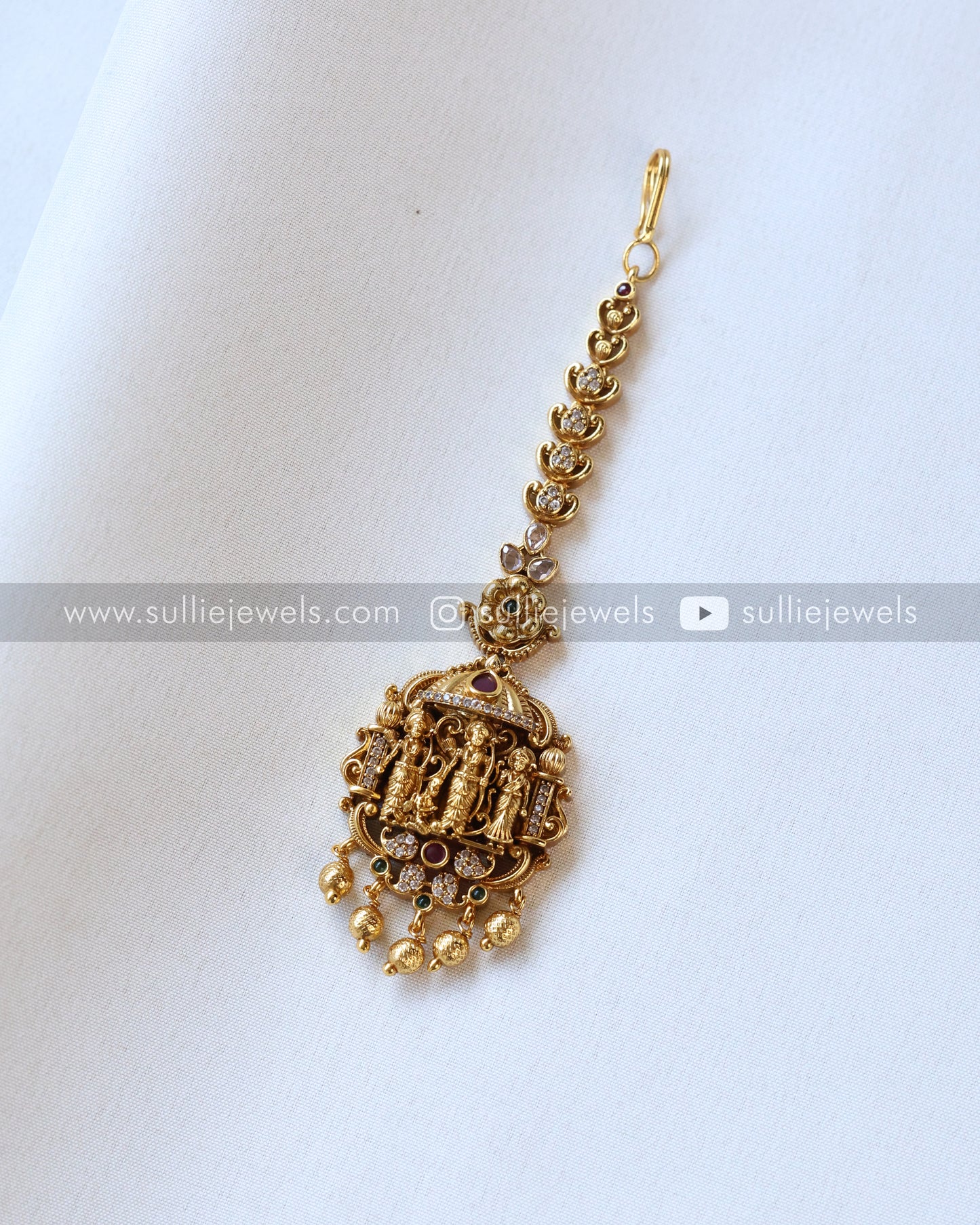 Minimal Ramparivar Tikka with Gold Beads