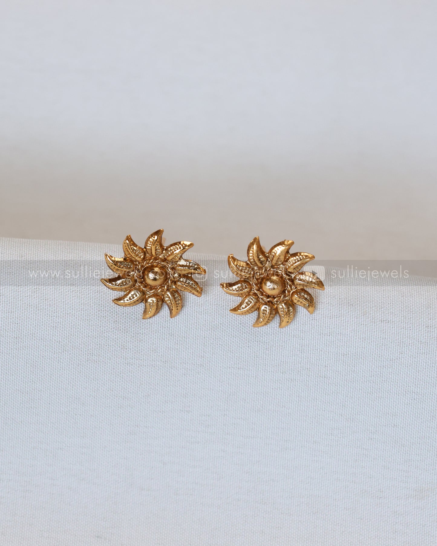 3856 - Sullie Basic - Minimal Golden Ghungroo Necklace with Earring