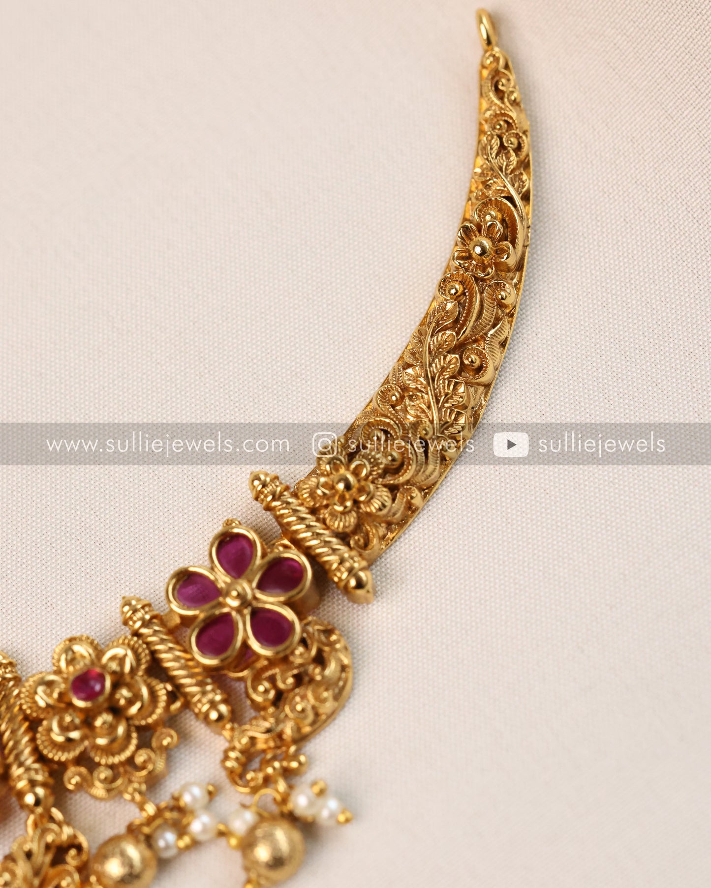 No Idol Designer Gold Necklace with Earring