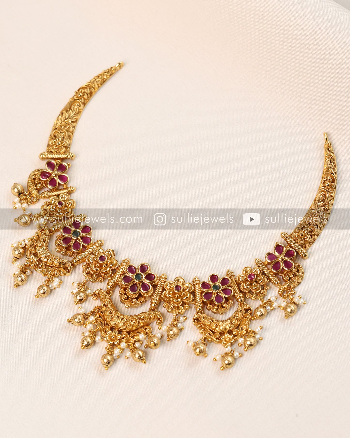No Idol Designer Gold Necklace with Earring