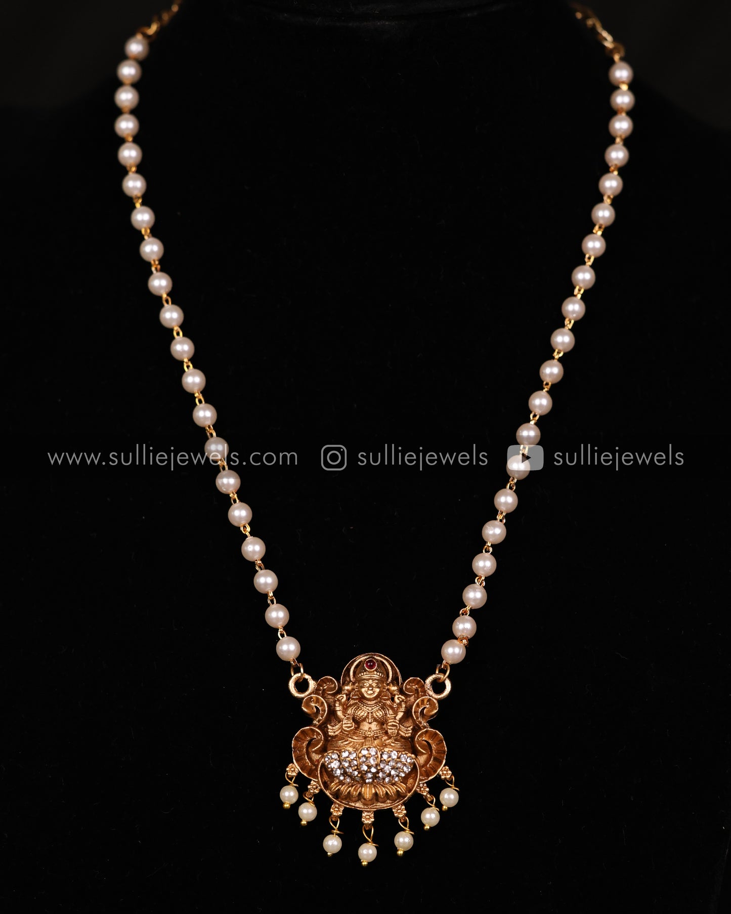 Lakshmi Pendant with Pearl / Gold Chain