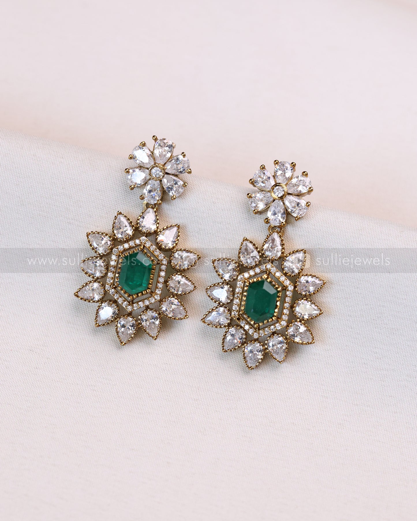 3704 - Emerald Centre Stone Designer Necklace with Stud