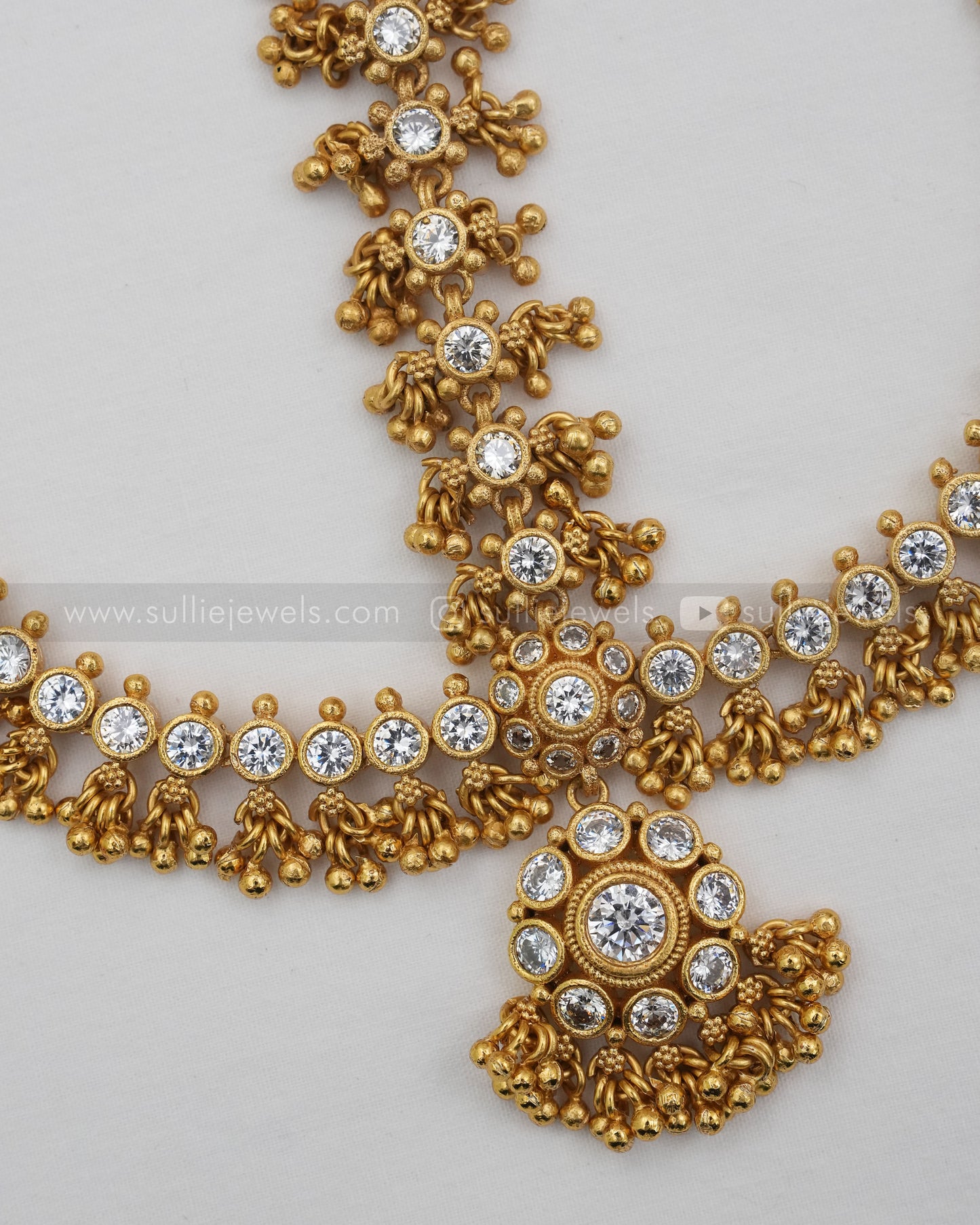 White Floral Kemp Damini Tikka with Gold Beads