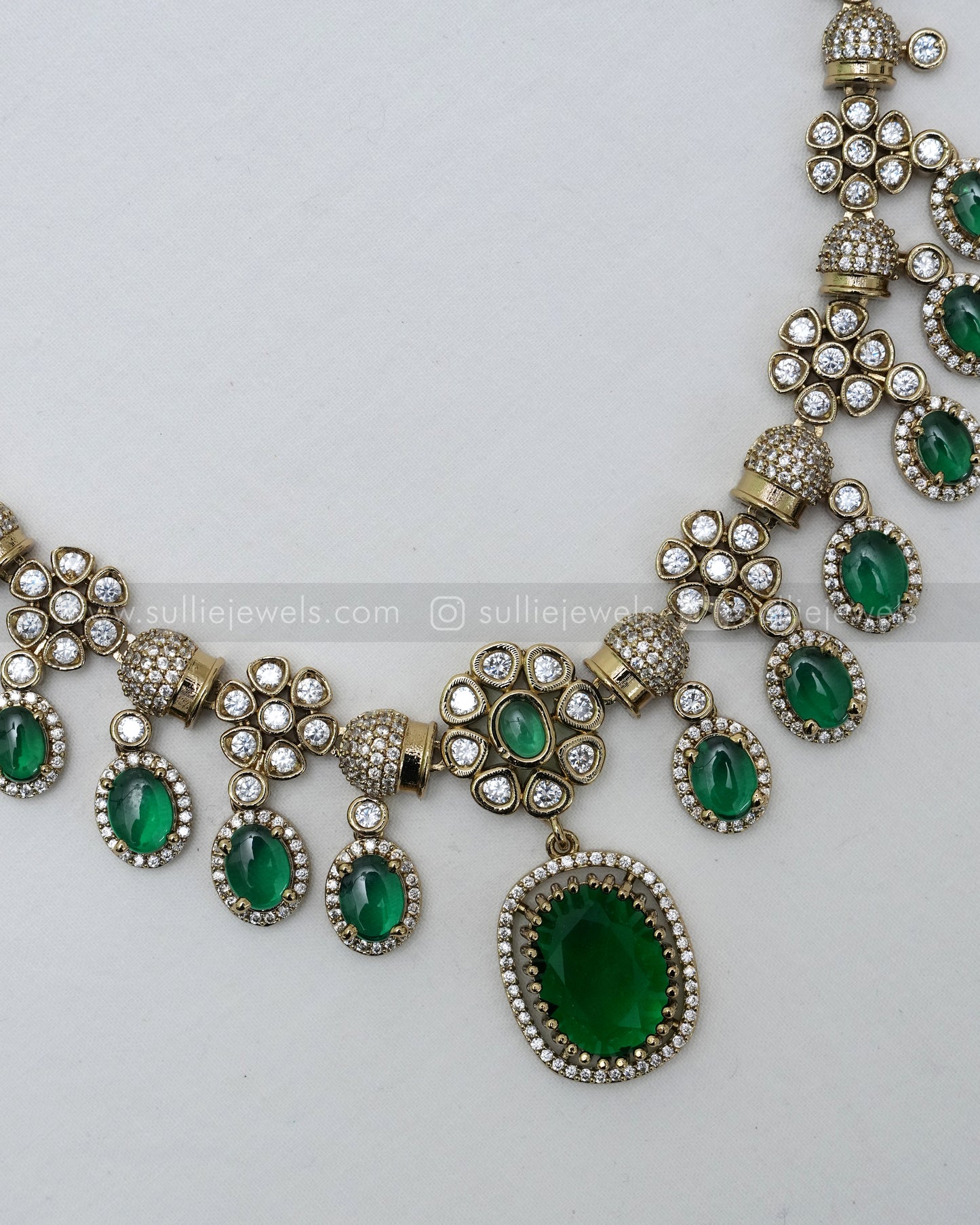 Emerald Premium Victorian Pendant Necklace with Earring