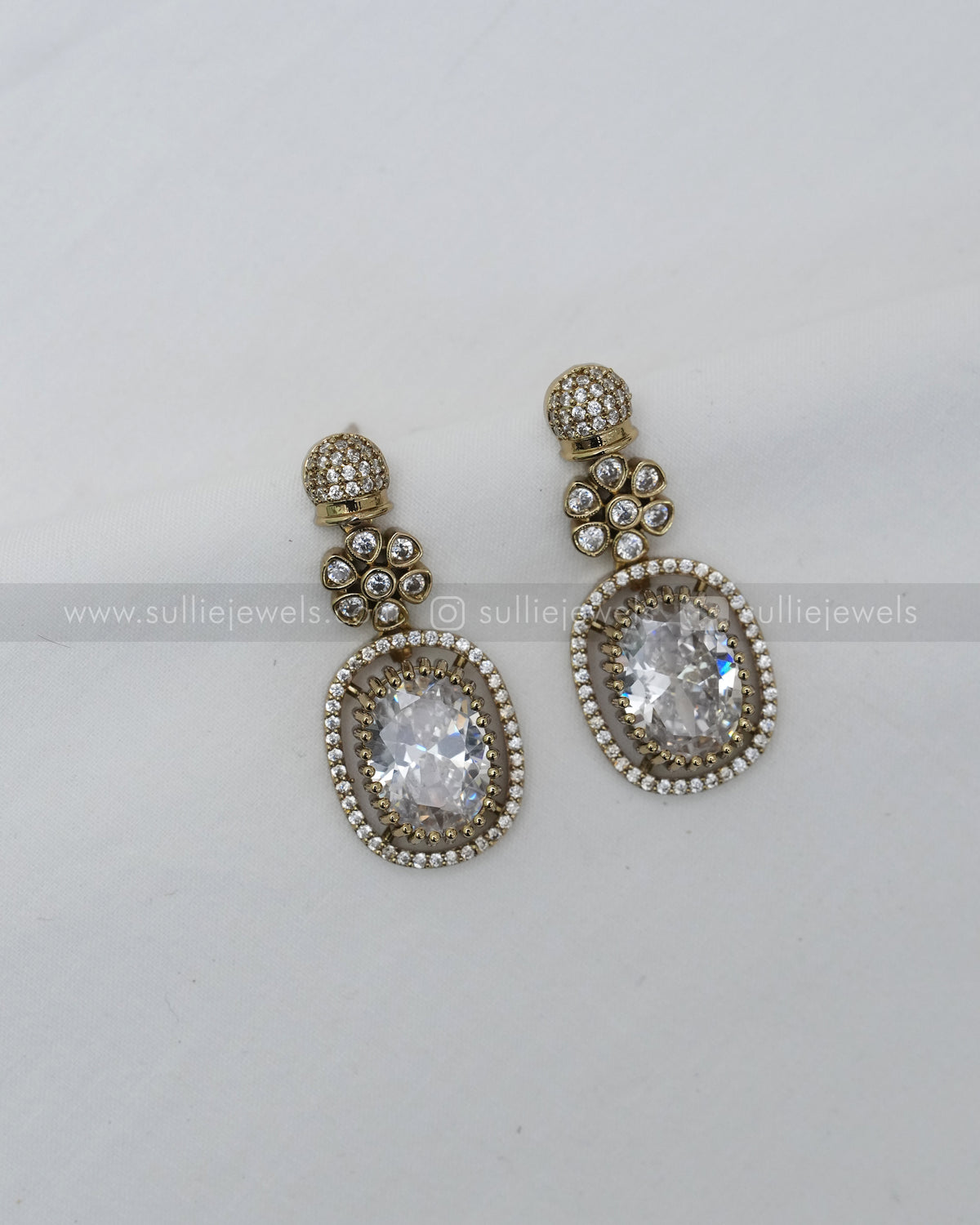 White Premium Victorian Pendant Necklace with Earring