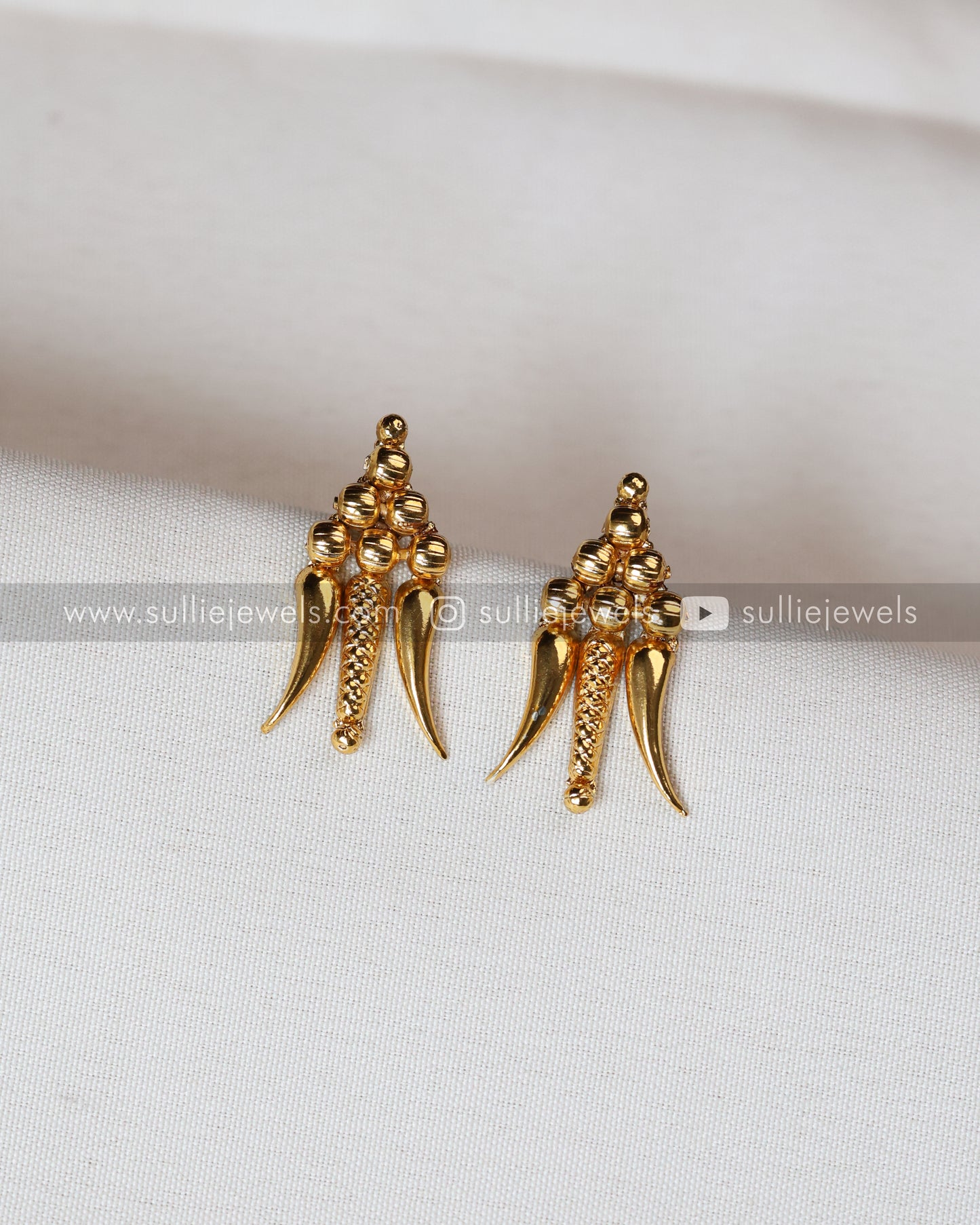 Minimal Golden Spike Necklace with Stud