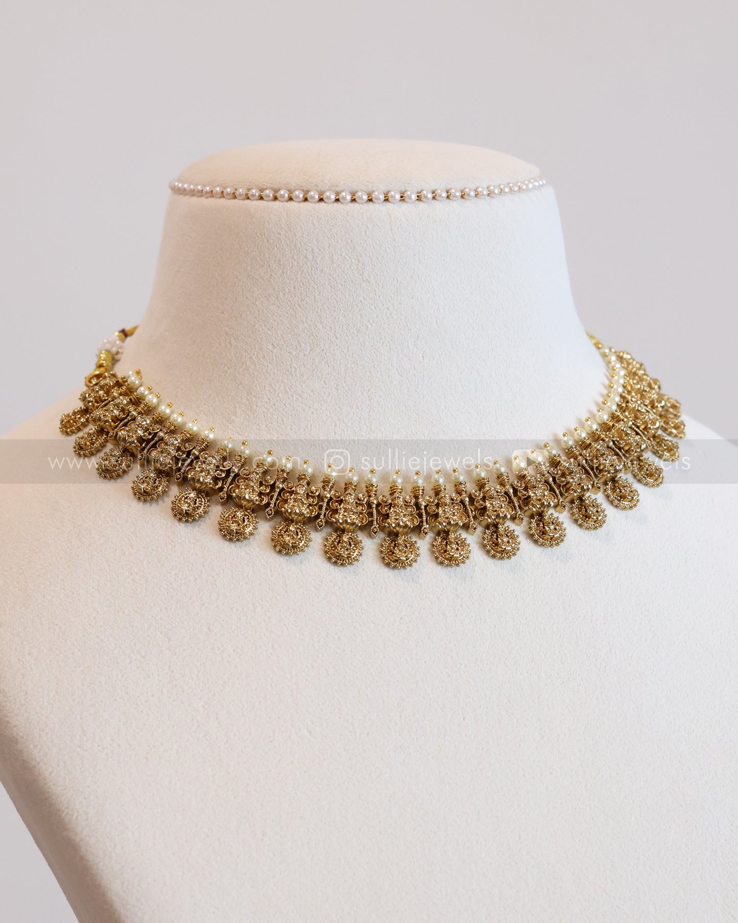 Goddess Coin Detailed Premium Pearl Necklace with Stud