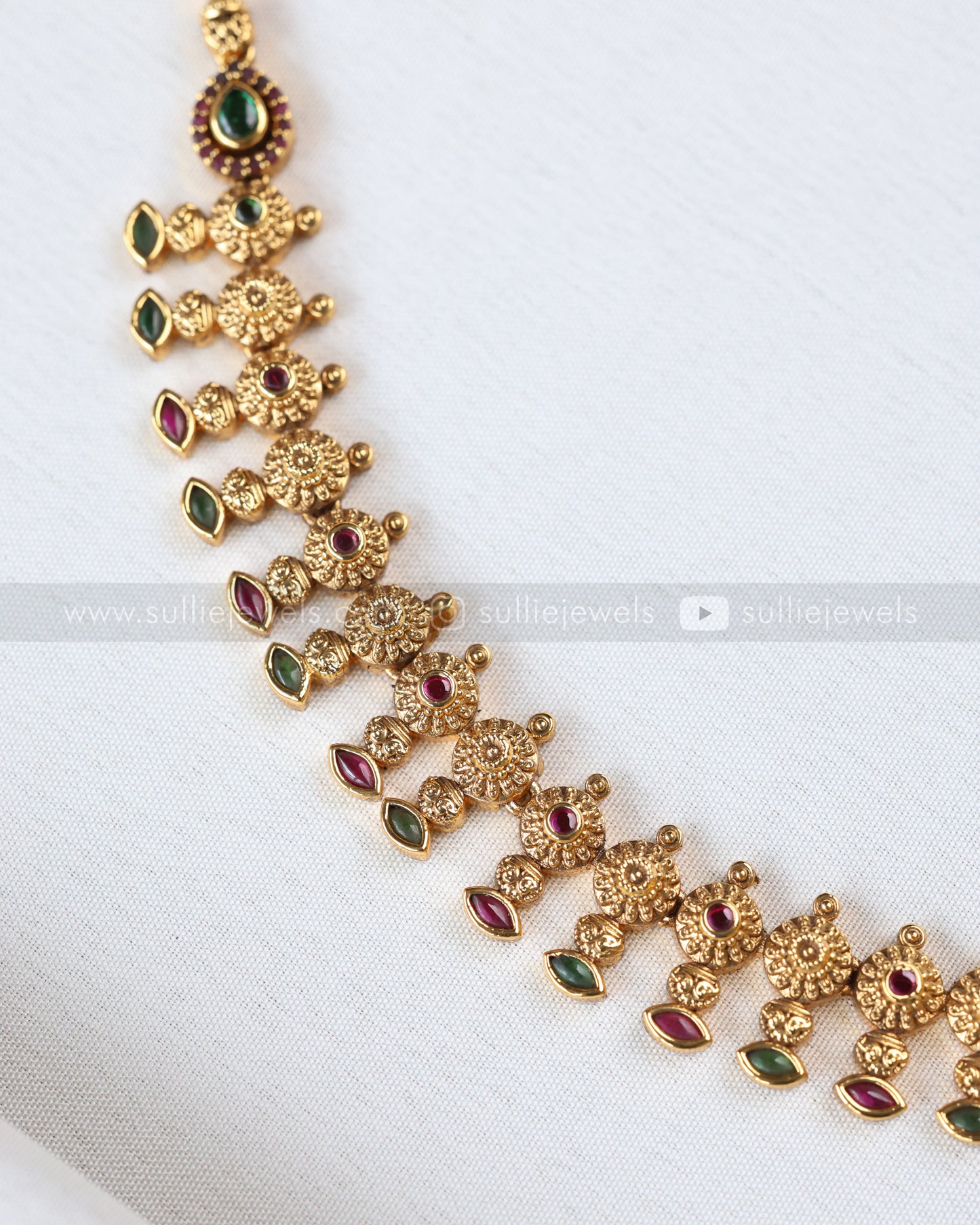 3899 - Floral Minimal Ruby Green Necklace with Stud