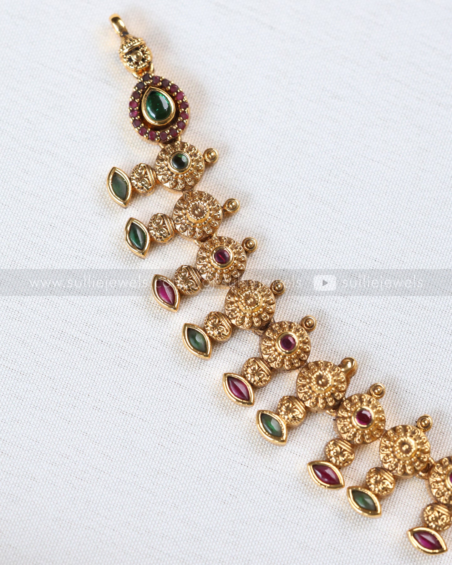 3899 - Floral Minimal Ruby Green Necklace with Stud