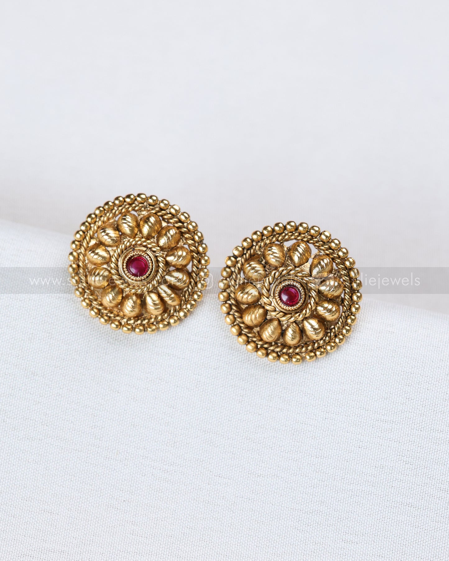 3904 - Ashtapilu 4 Layered Chain with Stud