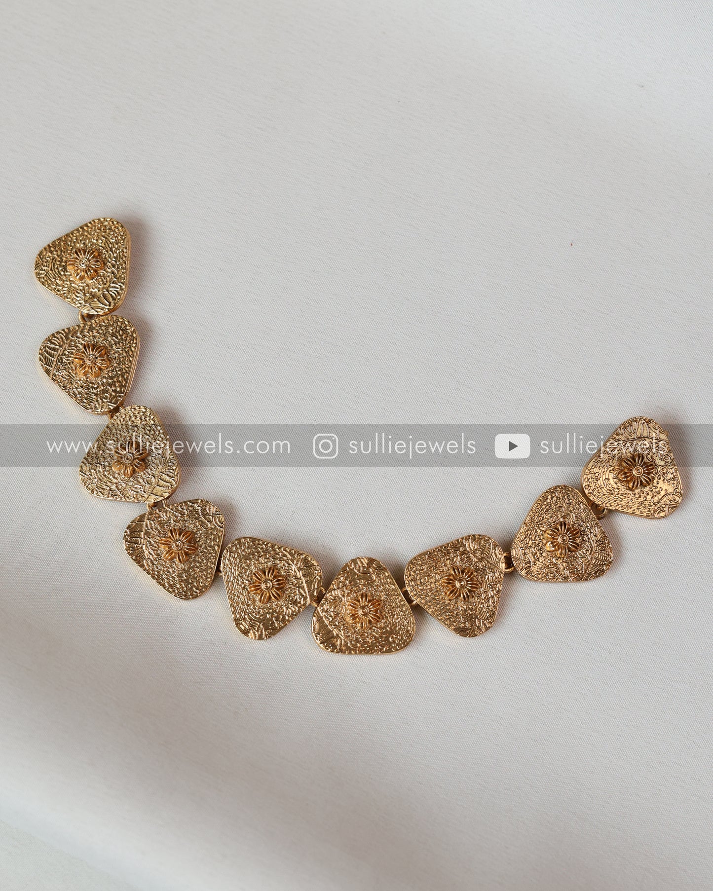 Sullie Basic - Gold Triangular Necklace with Stud