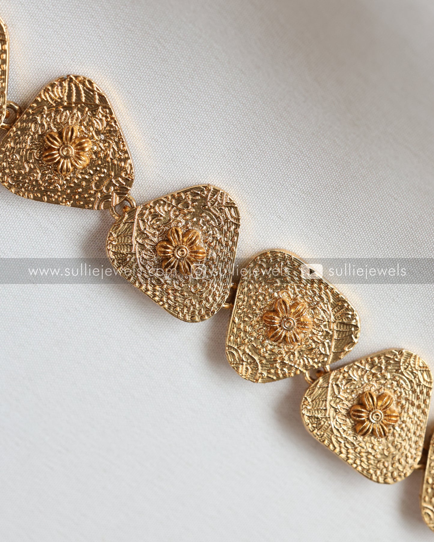 Sullie Basic - Gold Triangular Necklace with Stud