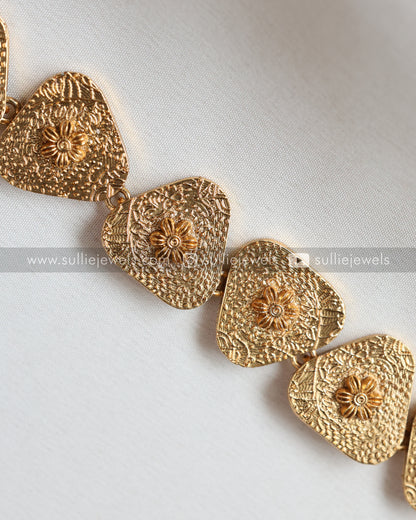 Sullie Basic - Gold Triangular Necklace with Stud