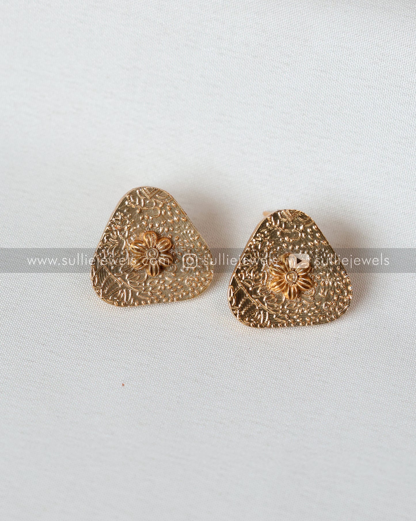 Sullie Basic - Gold Triangular Necklace with Stud