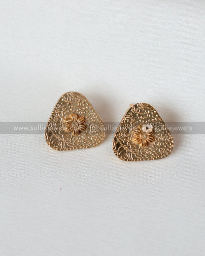 Sullie Basic - Gold Triangular Necklace with Stud