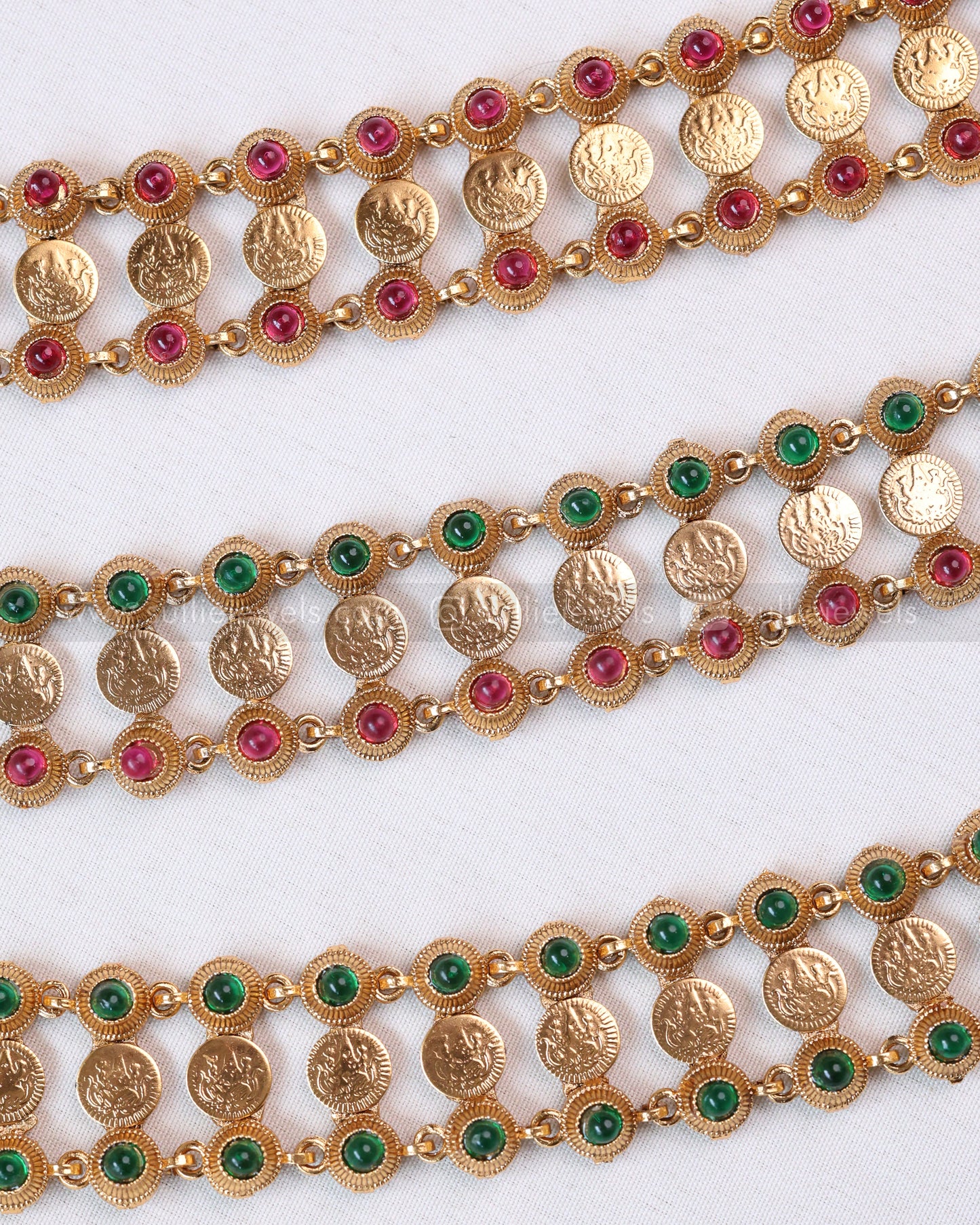 Sullie Basic - Traditional Coin & Stone Choker with Stud