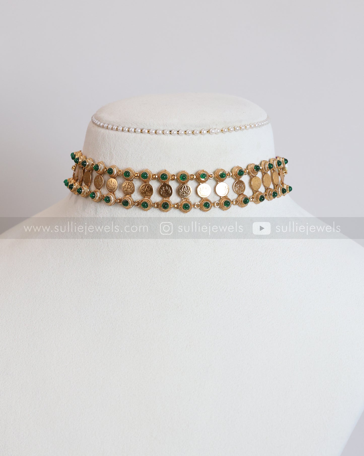 Sullie Basic - Traditional Coin & Stone Choker with Stud