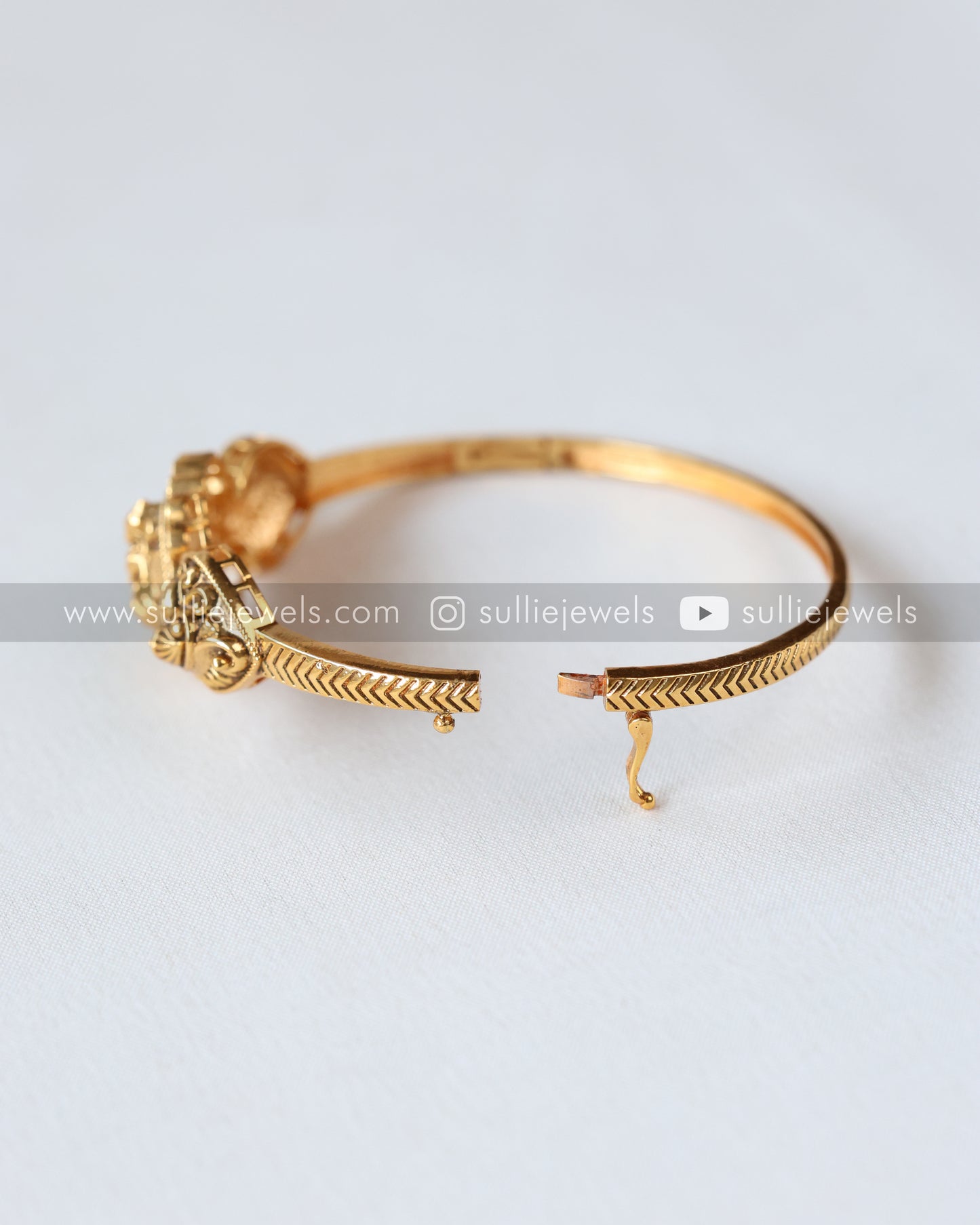 Minimal Kemp Openable Goddess Cuff Bangle