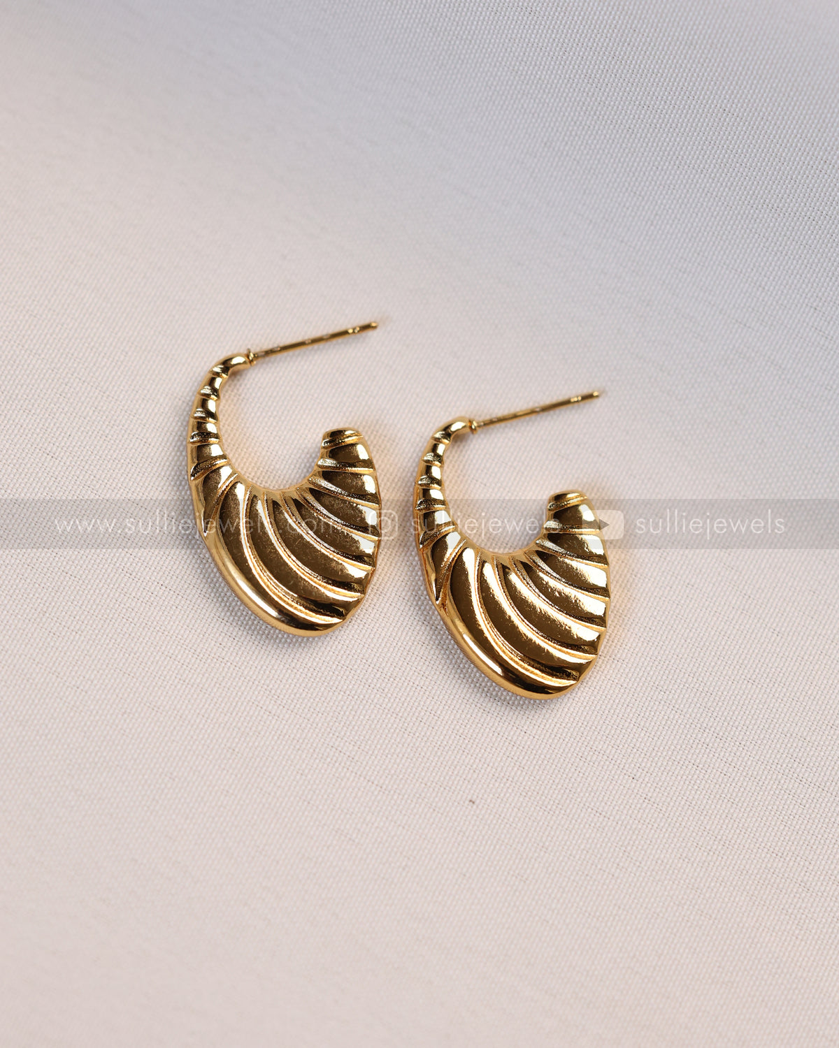 W140 - Gold Ribbed Oval Hoop Earrings