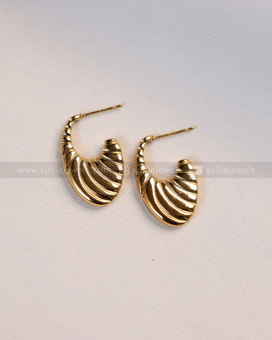 W140 - Gold Ribbed Oval Hoop Earrings