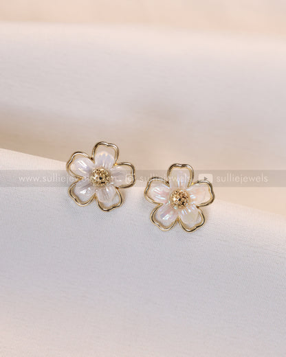 W147 - Golden Pearly White Flower Stud