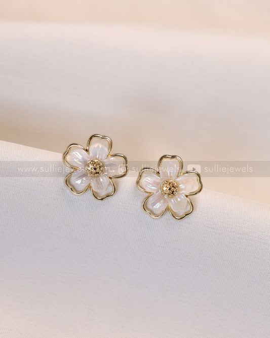 W147 - Golden Pearly White Flower Stud