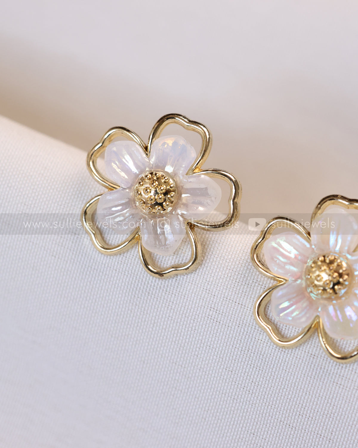 W147 - Golden Pearly White Flower Stud