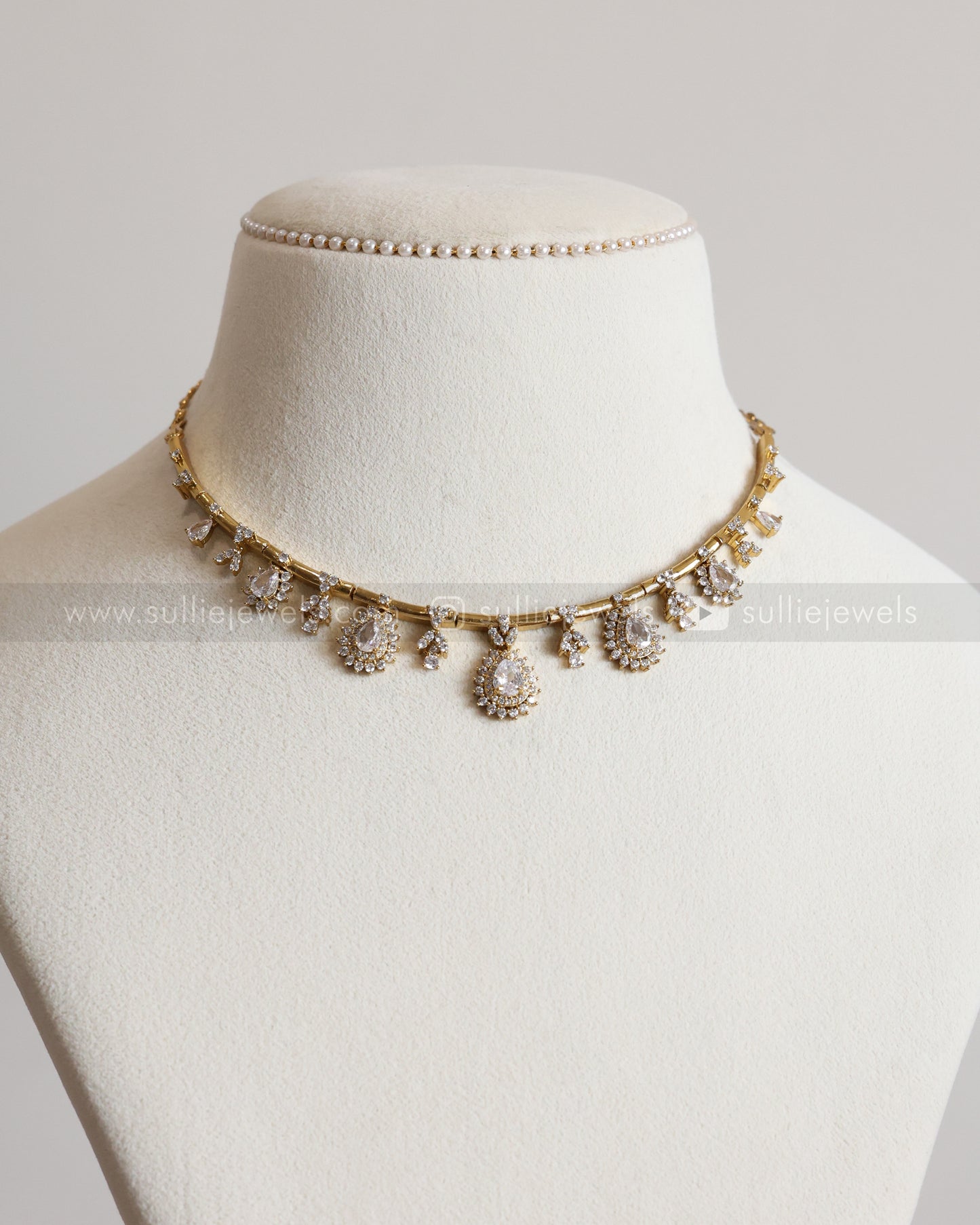 3718 - White Raindrop Hasli with Stud