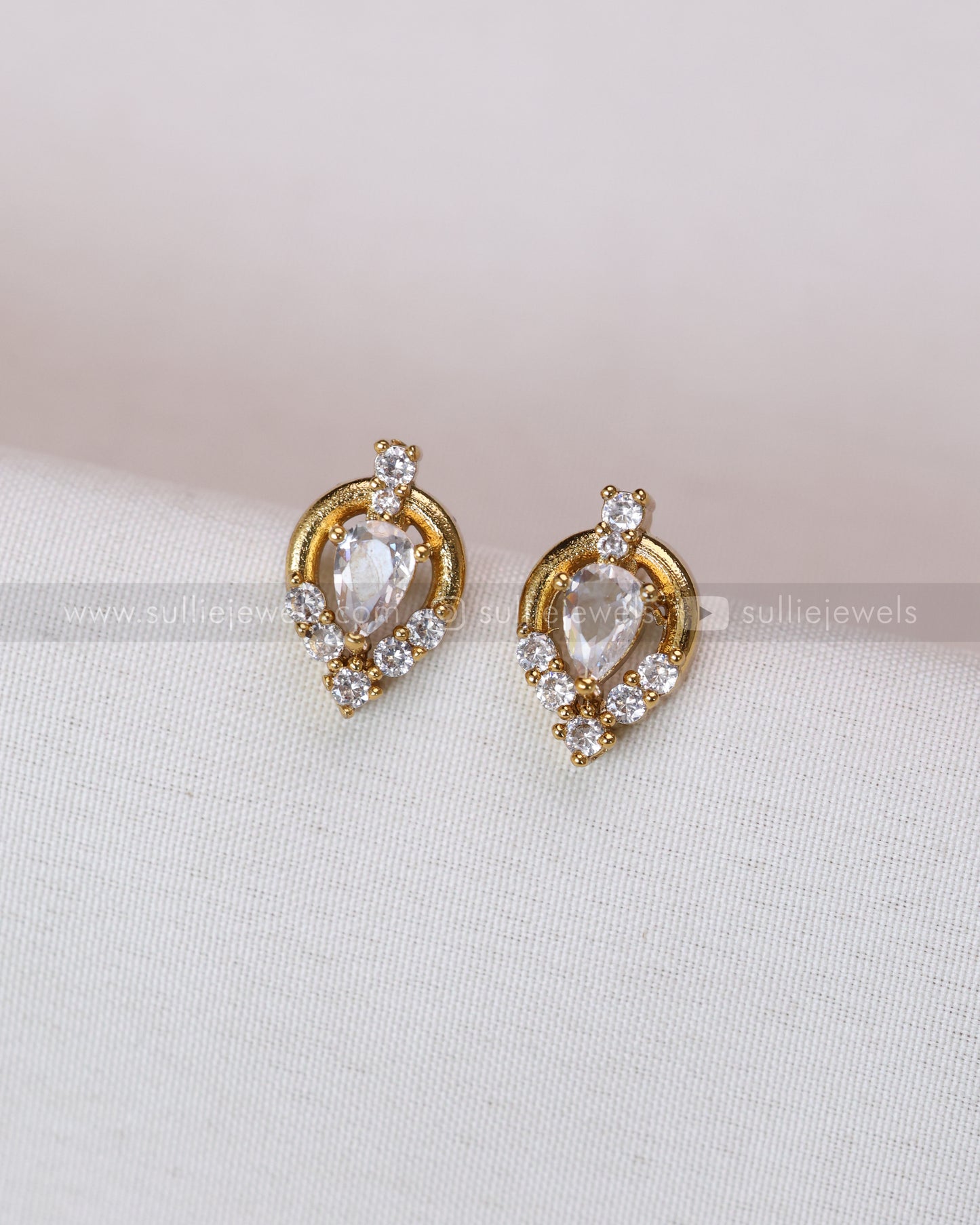 3718 - White Raindrop Hasli with Stud