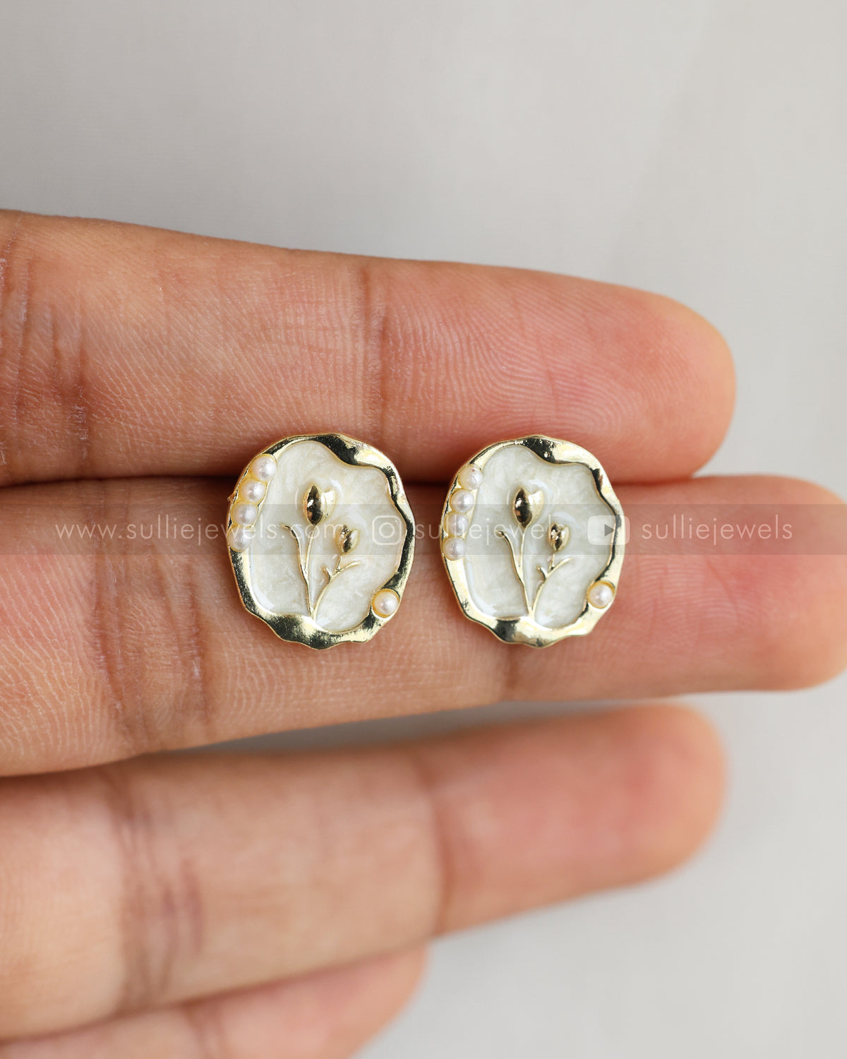 W134 - Minimal Gold & White Floral Stud
