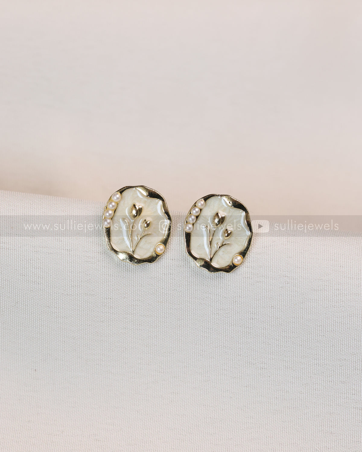 W134 - Minimal Gold & White Floral Stud