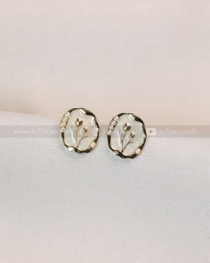 W134 - Minimal Gold & White Floral Stud