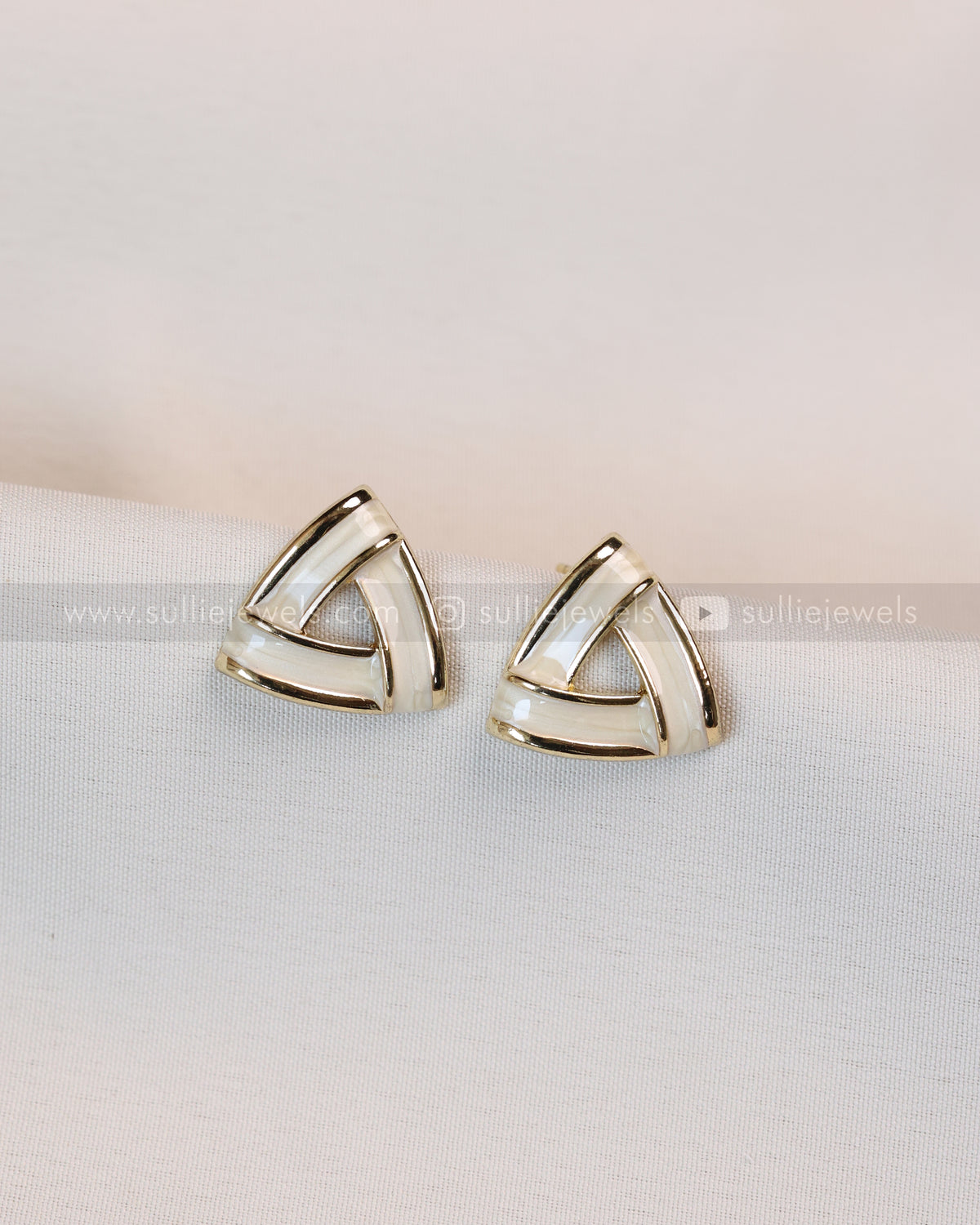 W137 - Golden Pearly White Triangular Stud