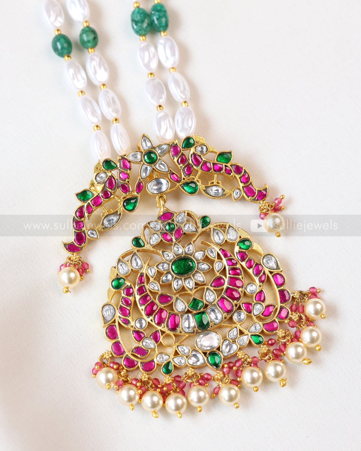 6061 - Kemp Premium Pendant with Green & white Beads Chain