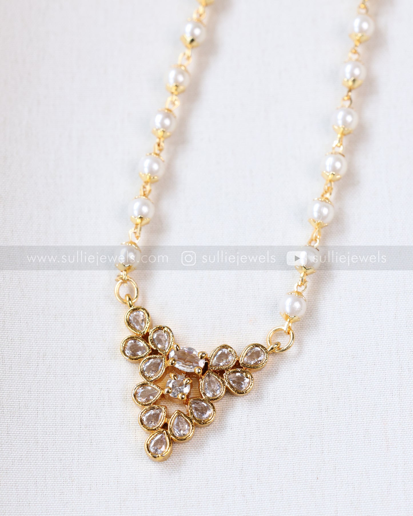 3831 - Minimal Diamond Pendant Pearl Chain