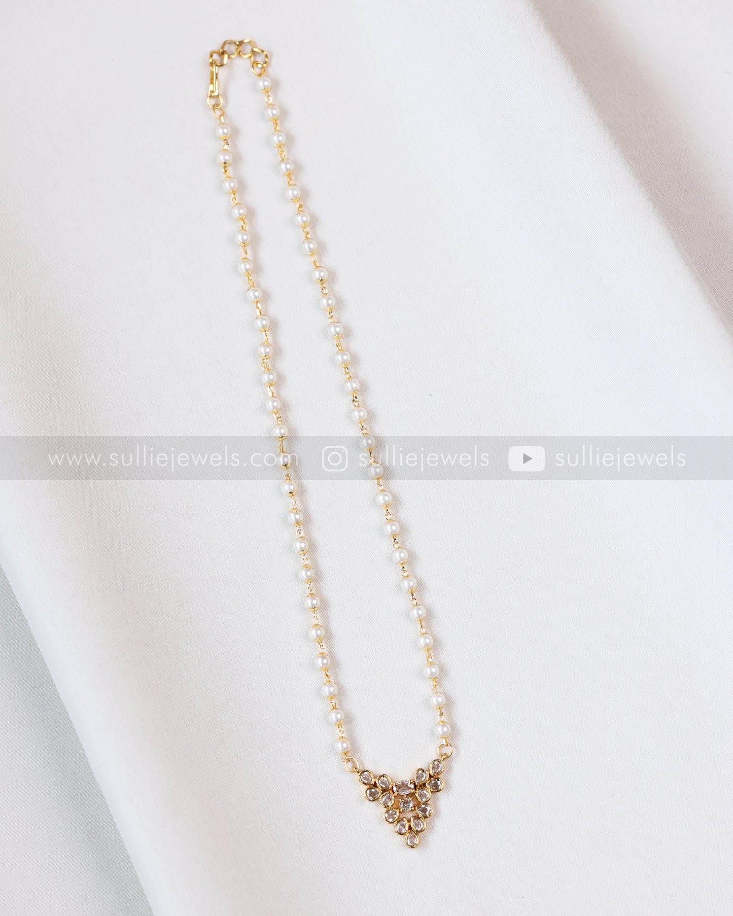 3831 - Minimal Diamond Pendant Pearl Chain