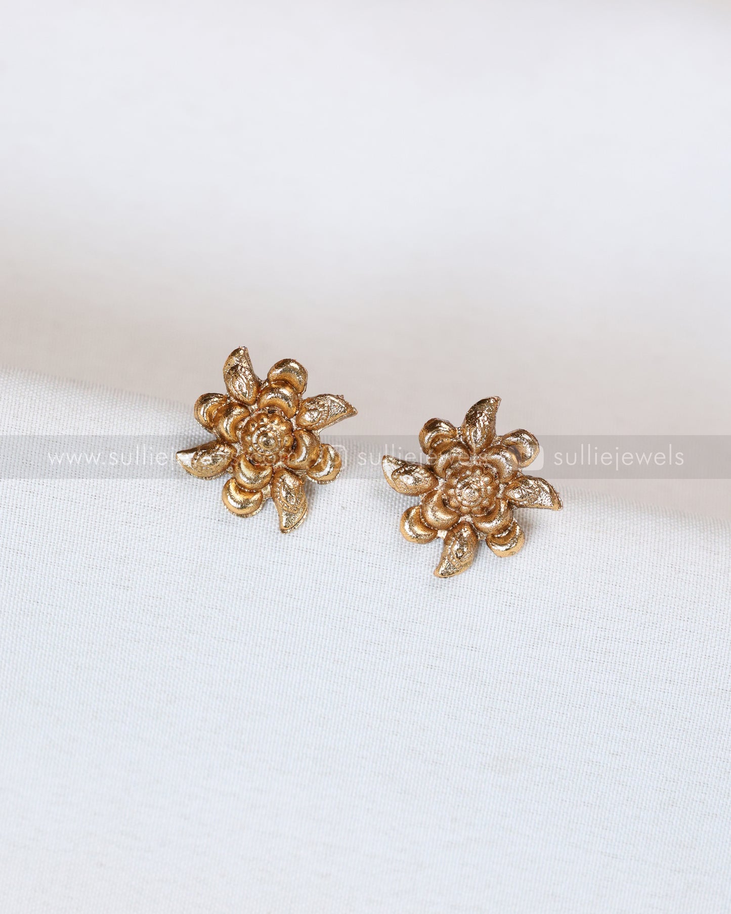 3846 - Pastel Blue Cluster Gold Chain with Stud