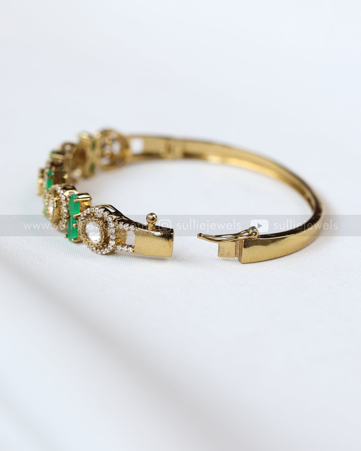 9027 - Minimal Green Victorian Polki Openable Cuff Bangle