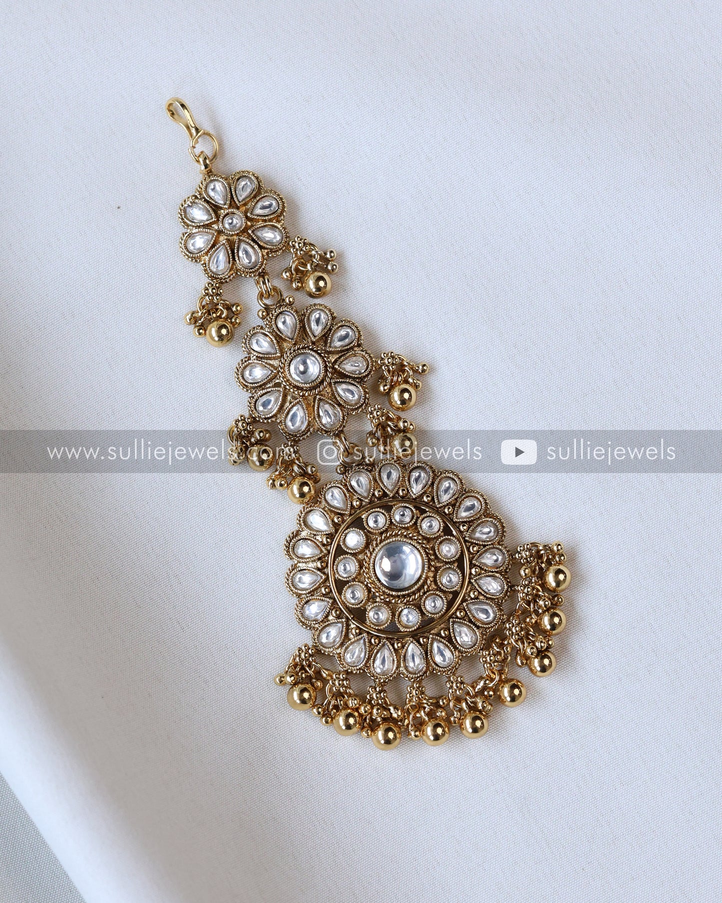 White Floral Kemp Tikka with Gold Beads
