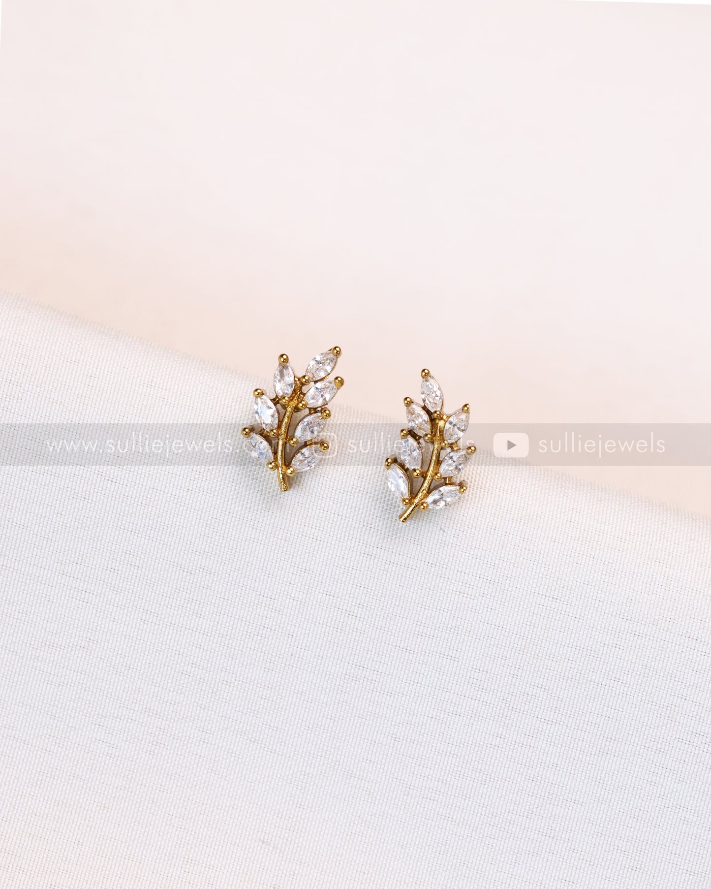 3650 - Sullie Basic White Leaf Design Invisible Gold String Chain with Stud