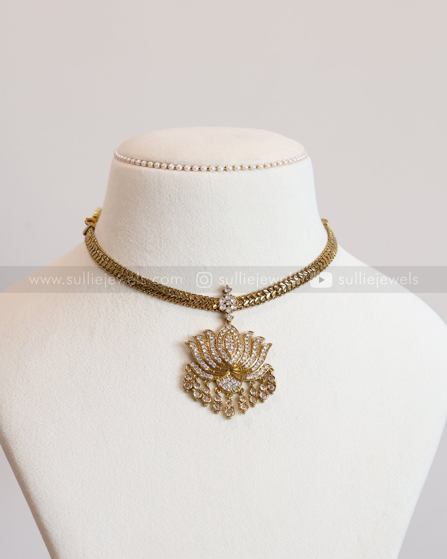 3647 - Premium White Lotus Pendant Necklace with Stud